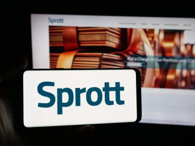 Stuttgart, Almanya - 10-12-2025: Üzerinde Kanadalı metal şirketi Sprott Inc 'in logosu olan akıllı telefon sahibi kişi web sitesinin önünde ekranda. Telefon ekranına odaklan.
