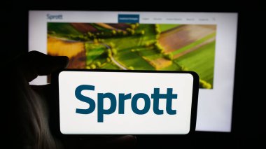 Stuttgart, Almanya - 10-12-2025: Kanadalı metal şirketi Sprott Inc 'in logosunun bulunduğu cep telefonu web sayfasının önünde ekranda. Telefon ekranına odaklan.