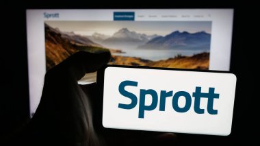 Stuttgart, Almanya - 10-12-2025: Kanada Metal Yatırım Şirketi Sprott Inc 'in logosu olan cep telefonu web sayfasının önünde. Telefon ekranına odaklan.