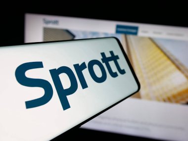 Stuttgart, Almanya - 10-12-2025: Kanadalı metal yatırım şirketi Sprott Inc 'in logosuna sahip akıllı telefon web sitesinin önünde ekranda. Telefon ekranının merkez soluna odaklan.