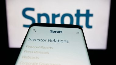 Stuttgart, Almanya - 10-12-2025: Kanadalı metaller yatırım şirketi Sprott Inc 'in web sitesinin bulunduğu cep telefonu logonun önünde ekranda. Telefon ekranının sol üst kısmına odaklan.