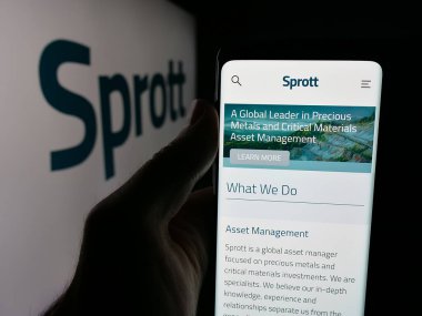 Stuttgart, Almanya - 10-12-2025: Kanadalı metal şirketi Sprott Inc 'in web sitesi ile akıllı telefon sahibi kişi logonun önünde ekranda. Telefon ekranının merkezine odaklan.
