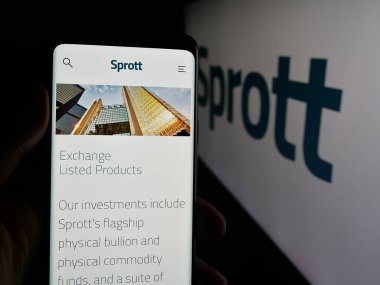 Stuttgart, Almanya - 10-12-2025: Kanadalı metaller yatırım şirketi Sprott Inc 'in web sayfası olan cep telefonu logonun önünde ekranda. Telefon ekranının merkezine odaklan.