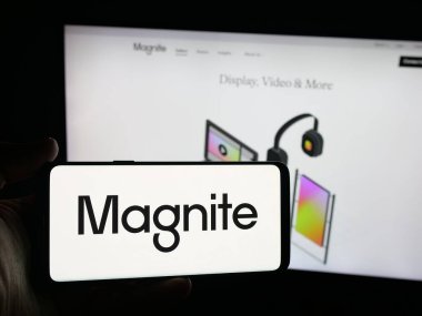 Stuttgart, Almanya - 10-12-2025: ABD çevrimiçi reklam şirketi Magnite Inc. 'in logosuna sahip kişi web sitesinin önünde ekranda. Telefon ekranına odaklan.