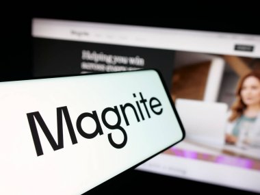 Stuttgart, Almanya - 10-12-2025: İnternet sitesinin önünde ekranda ABD 'li çevrimiçi reklam şirketi Magnite Inc.' in logosuna sahip akıllı telefon. Telefon ekranının merkez soluna odaklan.