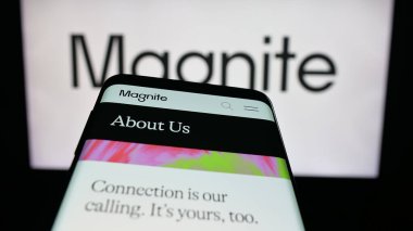 Stuttgart, Almanya - 10-12-2025: ABD 'li online reklam şirketi Magnite Inc.' nin web sitesi ile birlikte cep telefonu logonun önünde ekranda. Telefon ekranının sol üst kısmına odaklan.