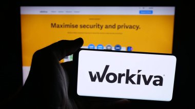 Stuttgart, Almanya - 10-12-2025: Web sayfasının önünde ABD 'li uyumluluk yazılım şirketi Workiva Inc.' in logosunu taşıyan cep telefonu sahibi kişi. Telefon ekranına odaklan.