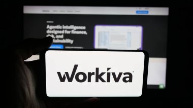 Stuttgart, Almanya - 10-12-2025: Web sayfasının önünde ABD 'li uyumluluk yazılım şirketi Workiva Inc.' in logosunun bulunduğu cep telefonu sahibi kişi. Telefon ekranına odaklan.