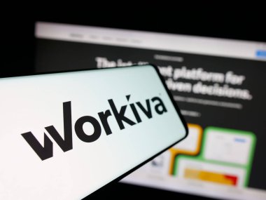 Stuttgart, Almanya - 10-12-2025: Web sitesinin önünde ekranda ABD 'li uyumluluk yazılım şirketi Workiva Inc.' in logosuna sahip akıllı telefon. Telefon ekranının merkez soluna odaklan.