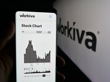 Stuttgart, Almanya - 10-12-2025: ABD 'li uyumluluk yazılım şirketi Workiva Inc.' in web sayfası olan cep telefonu logonun önünde ekranda. Telefon ekranının merkezine odaklan.