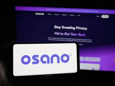 Stuttgart, Almanya - 10-12-2025: ABD veri gizlilik platformu şirketi Osano Inc. 'in logosuna sahip akıllı telefon sahibi kişi web sitesinin önünde ekranda. Telefon ekranına odaklan.
