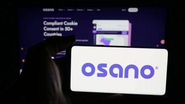 Stuttgart, Almanya - 10-12-2025: ABD 'li veri gizlilik platformu şirketi Osano Inc.' in logosunu taşıyan cep telefonu web sayfasının önünde. Telefon ekranına odaklan.
