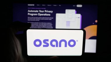 Stuttgart, Almanya - 10-12-2025: ABD 'li veri gizlilik platformu şirketi Osano Inc.' in logosunun bulunduğu cep telefonu web sayfasının önünde ekranda. Telefon ekranına odaklan.