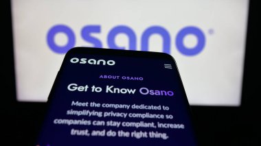 Stuttgart, Almanya - 10-12-2025: ABD veri gizlilik platformu şirketi Osano Inc. 'in web sitesi ile birlikte cep telefonu logonun önünde ekranda. Telefon ekranının sol üst kısmına odaklan.