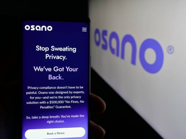 Stuttgart, Almanya - 10-12-2025: ABD 'li veri gizlilik platformu şirketi Osano Inc.' in internet sayfası olan cep telefonu logonun önünde ekranda. Telefon ekranının merkezine odaklan.