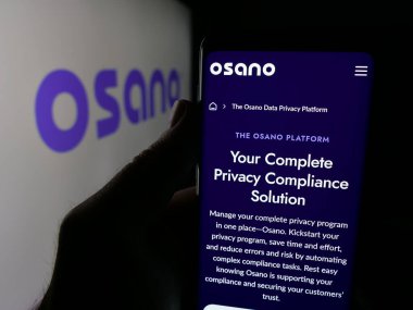 Stuttgart, Almanya - 10-12-2025: ABD veri gizlilik platformu şirketi Osano Inc. 'in web sayfası ile akıllı telefon sahibi kişi logonun önünde ekranda. Telefon ekranının merkezine odaklan.