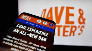Stuttgart, Almanya - 10-13-2025: Dave and Buster 's Entertainment Inc. şirketinin web sitesi logonun önünde ekranda. Telefon ekranının sol üst kısmına odaklan.