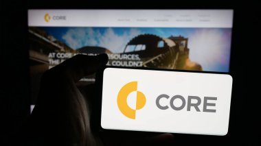 Stuttgart, Almanya - 10-13-2025: ABD 'li kömür şirketi Core Natural Resources Inc.' in logosunun bulunduğu cep telefonu web sayfasının önünde ekranda. Telefon ekranına odaklan.