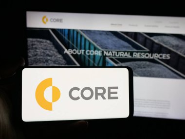 Stuttgart, Almanya - 10-13-2025: ABD 'li kömür şirketi Core Natural Resources Inc.' in logosunu taşıyan kişi web sitesinin önünde ekranda. Telefon ekranına odaklan.