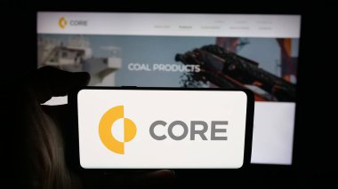 Stuttgart, Almanya - 10-13-2025: ABD 'li kömür şirketi Core Natural Resources Inc.' in logosunun bulunduğu cep telefonu web sayfasının önünde ekranda. Telefon ekranına odaklan.