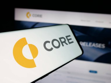Stuttgart, Almanya - 10-13-2025: ABD 'li kömür şirketi Core Natural Resources Inc.' in logosuna sahip akıllı telefon web sitesinin önünde ekranda. Telefon ekranının merkez soluna odaklan.