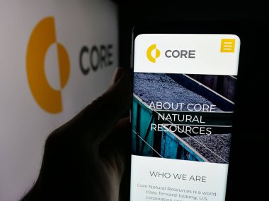 Stuttgart, Almanya - 10-13-2025: ABD 'li kömür şirketi Core Natural Resources Inc.' in web sayfası ile akıllı telefon sahibi kişi logonun önünde ekranda. Telefon ekranının merkezine odaklan.