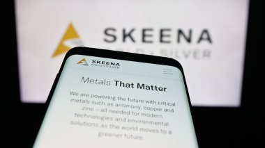 Stuttgart, Almanya - 10-13-2025: Altın ve gümüş şirketi Skeena Resources Ltd. nin yer aldığı cep telefonu logonun önünde ekranda. Telefon ekranının sol üst kısmına odaklan.