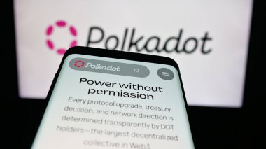 Stuttgart, Almanya - 10-13-2025: Logo önündeki ekranda engelleme şirketi Polkadot 'nun (Distractive Inc) web sitesi bulunan cep telefonu. Telefon ekranının sol üst kısmına odaklan.
