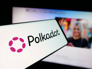 Stuttgart, Almanya - 10-13-2025: İnternet sitesi önünde ekranda engelleme şirketi Polkadot (Distractive Inc) logosu olan akıllı telefon. Telefon ekranının merkez soluna odaklan.