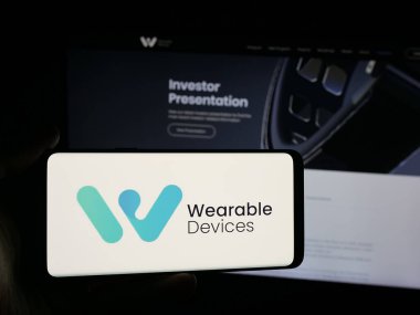 Stuttgart, Almanya - 10-13-2025: İnternet sitesinin önünde üzerinde sinir teknolojisi şirketi logosu olan akıllı telefon tutan kişi. Telefon ekranına odaklan.