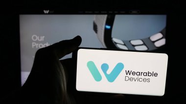 Stuttgart, Almanya - 10-13-2025: Üzerinde sinir teknolojisi şirketi logosu olan cep telefonu sahibi kişi web sayfasının önünde ekranda. Telefon ekranına odaklan.