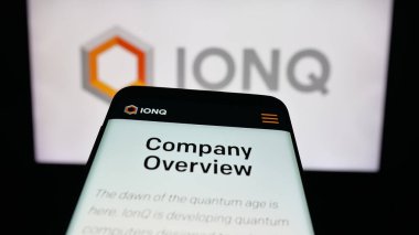 Stuttgart, Almanya - 10-13-2025: ABD 'li kuantum bilgisayar şirketi IonQ Inc.' in web sitesi olan cep telefonu logonun önünde ekranda. Telefon ekranının sol üst kısmına odaklan.