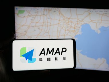 Stuttgart, Almanya - 10-13-2025: İnternet sitesinin önündeki ekranda Çinli harita servisi AMap 'in logosuna sahip kişi. Telefon ekranına odaklan.