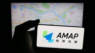Stuttgart, Almanya - 10-13-2025: Çinli online harita servisi AMap 'in logosuna sahip cep telefonu web sayfası önünde ekranda. Telefon ekranına odaklan.