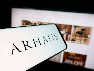 Stuttgart, Almanya - 10-13-2025: Sitenin önünde ekranda ABD 'li mobilya şirketi Arhaus Inc.' in logosuna sahip akıllı telefon. Telefon ekranının merkez soluna odaklan.