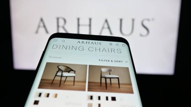 Stuttgart, Almanya - 10-13-2025: ABD 'li mobilya şirketi Arhaus Inc.' nin web sitesi ile birlikte cep telefonu logonun önünde ekranda. Telefon ekranının sol üst kısmına odaklan.