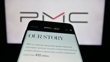 Stuttgart, Almanya - 10-13-2025: ABD 'li Penske Media Corporation (PMC) şirketinin web sitesi logo önünde ekranda. Telefon ekranının sol üst kısmına odaklan.