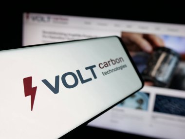 Stuttgart, Almanya - 10-13-2025: Kanadalı Volt Carbon Technologies Inc. 'in logosu olan akıllı telefon web sitesinin önünde ekranda. Telefon ekranının soluna odaklan.