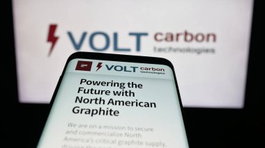 Stuttgart, Almanya - 10-13-2025: Kanadalı şirket Volt Carbon Technologies 'in web sitesiyle birlikte cep telefonu logonun önünde ekranda. Telefon ekranının sol üst kısmına odaklan.