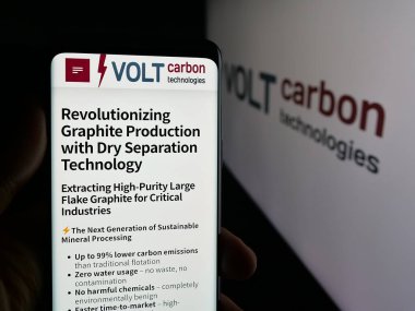 Stuttgart, Almanya - 10-13-2025: Kanadalı Volt Carbon Technologies Inc. 'in web sayfası olan akıllı telefon sahibi kişi logonun önünde ekranda. Telefon ekranının merkezine odaklan.