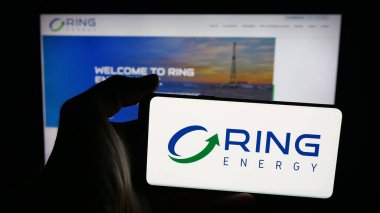 Stuttgart, Almanya - 10-13-2025: ABD 'li petrol ve doğalgaz şirketi Ring Energy Inc.' in logosunun bulunduğu cep telefonu web sayfasının önünde ekranda. Telefon ekranına odaklan.