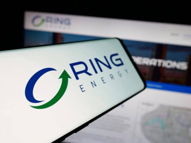 Stuttgart, Almanya - 10-13-2025: İnternet sitesi önünde ekranda ABD 'li petrol ve gaz şirketi Ring Energy Inc.' in logosuna sahip akıllı telefon. Telefon ekranının soluna odaklan.