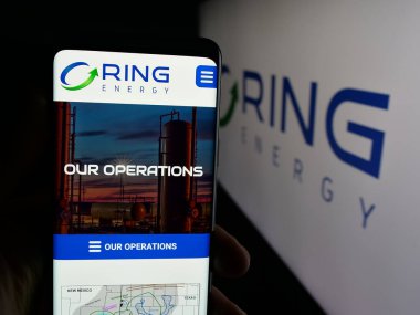 Stuttgart, Almanya - 10-13-2025: ABD 'li petrol ve doğalgaz şirketi Ring Energy Inc.' in web sayfası olan cep telefonu logonun önünde ekranda. Telefon ekranının merkezine odaklan.