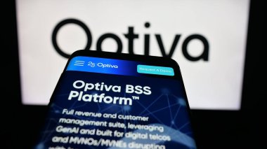Stuttgart, Almanya - 10-13-2025: Telekomünikasyon şirketi Optiva Inc. 'in web sitesi olan cep telefonu logonun önünde ekranda. Telefon ekranının sol üst kısmına odaklan.