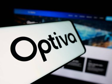 Stuttgart, Almanya - 10-13-2025: İnternet sitesinin önünde ekranda telekomünikasyon şirketi Optiva Inc. Telefon ekranının soluna odaklan.