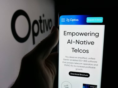 Stuttgart, Almanya - 10-13-2025: Telekomünikasyon şirketi Optiva Inc. 'in web sayfası ile akıllı telefonu olan kişi logonun önünde ekranda. Telefon ekranının merkezine odaklan.