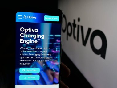 Stuttgart, Almanya - 10-13-2025: Telekomünikasyon şirketi Optiva Inc. 'in web sayfası olan cep telefonu logonun önünde ekranda. Telefon ekranının merkezine odaklan.