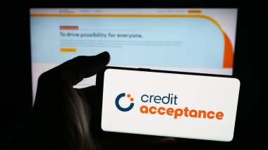 Stuttgart, Almanya - 10-13-2025: Otomobil finans şirketi Credit Acceptance Corp 'un logosuna sahip cep telefonu web sayfasının önünde ekranda. Telefon ekranına odaklan.