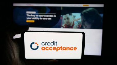 Stuttgart, Almanya - 10-13-2025: Otomobil finans şirketi Credit Acceptance Corp 'un logosuna sahip cep telefonu web sayfasının önünde ekranda. Telefon ekranına odaklan.