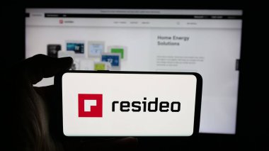 Stuttgart, Almanya - 10-13-2025: ABD 'li güvenlik şirketi Resideo Technologies Inc.' nin logosunun bulunduğu cep telefonu web sayfasının önünde ekranda. Telefon ekranına odaklan.